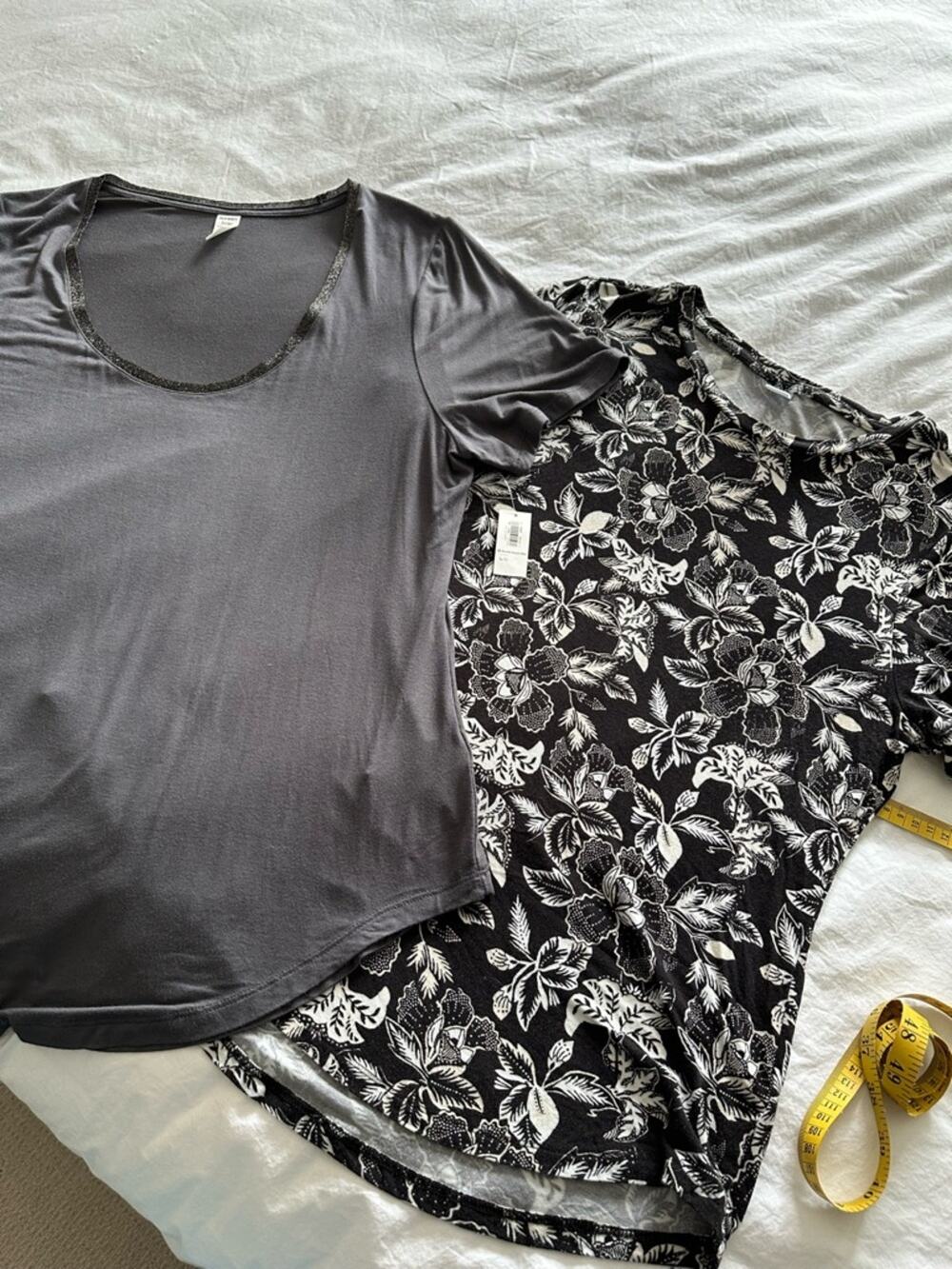 Old Navy Women's Short-Sleeve Scoop Neck Tops – Black & Gray Floral, size large